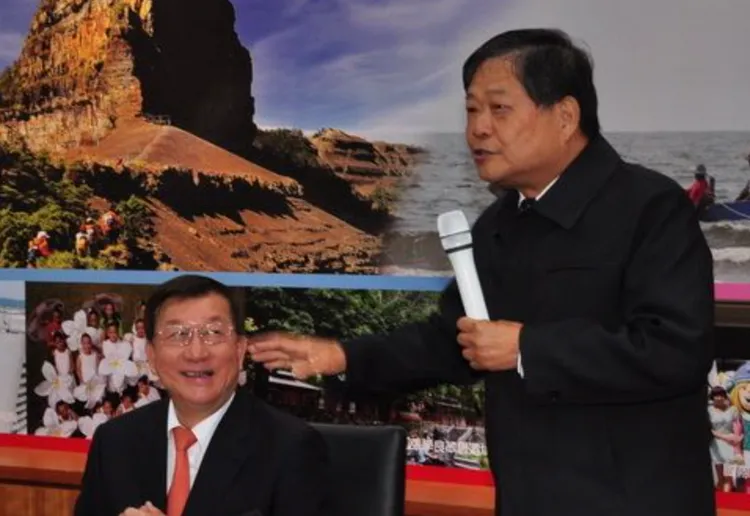 前新竹縣長范振宗（右）1994年推動每月5000元敬老金政策。翻攝新竹縣政府網站