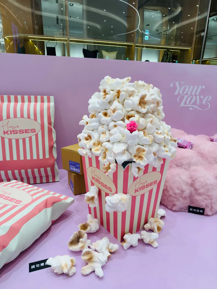 Jisoo快閃店以「Hugs & Kisses」爆米花作為主視覺。寬寬整合行銷提供