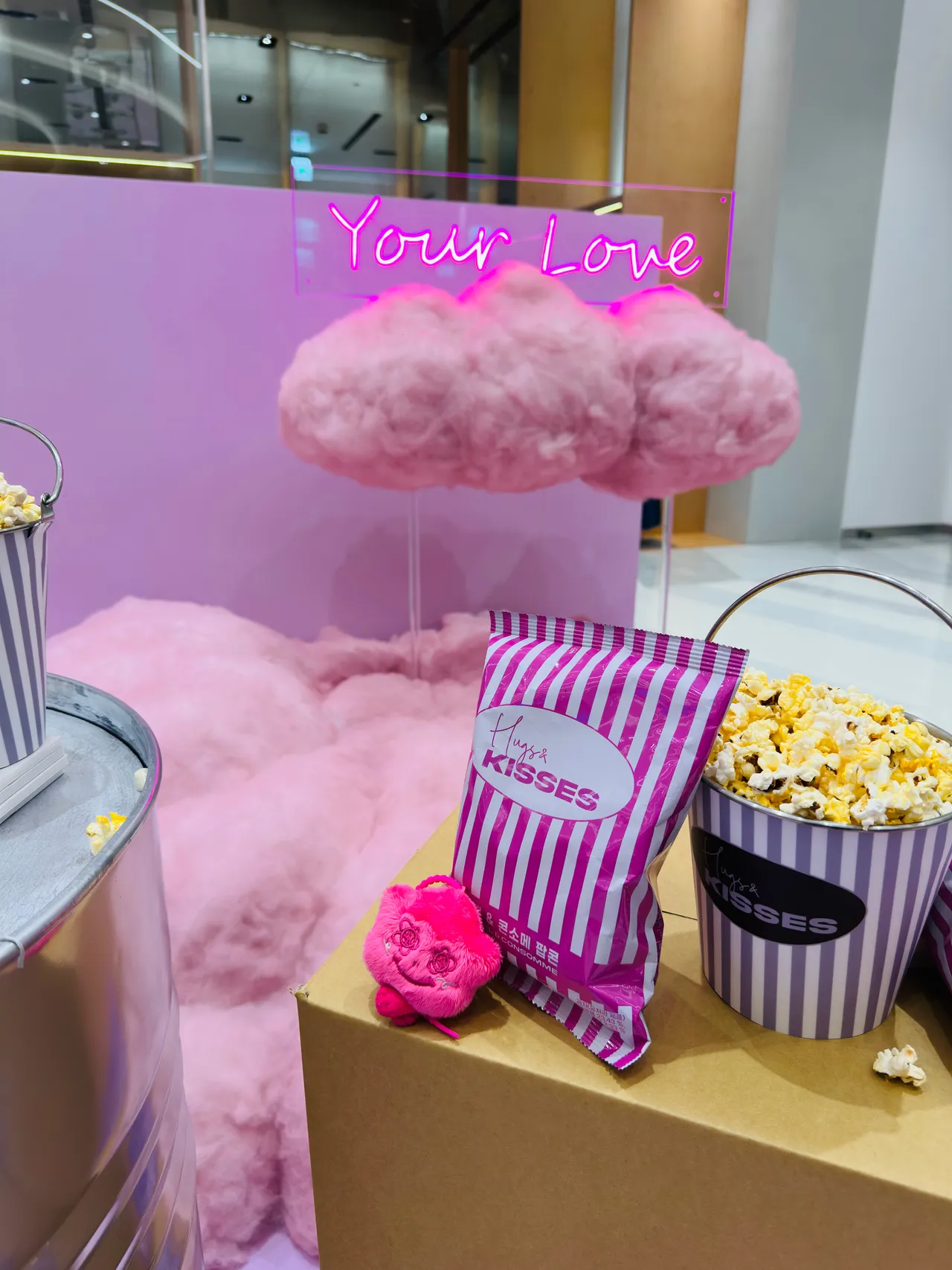 Jisoo快闪店有她的歌曲《Your Love》字样,还有灰尘宝宝「SHUMON」。宽宽整合行销提供