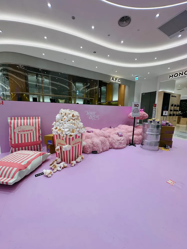 Jisoo快閃店以粉色打造。寬寬整合行銷提供