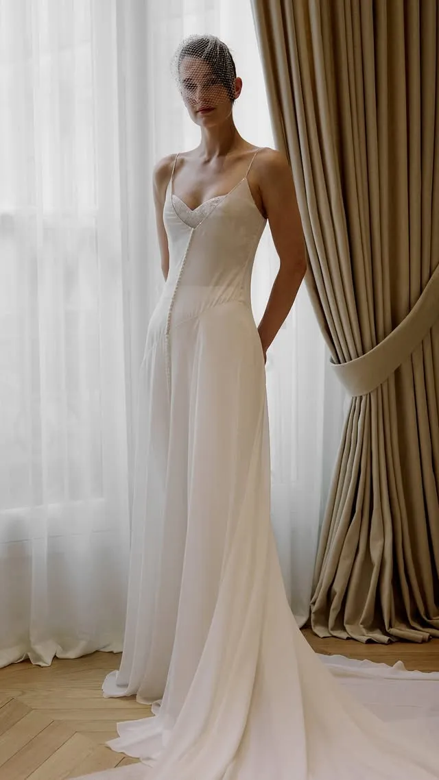 凱特哈里森After Party造型為緊身上衣搭配長褲，外面罩著一層薄紗疊穿設計。翻攝Louis Vuitton IG