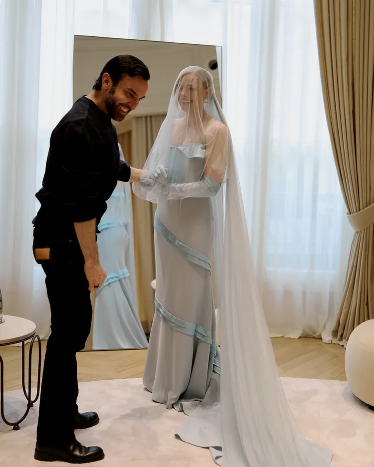 克蘿伊摩蕾茲（右）試穿婚紗，LV女裝創意總監Nicolas Ghesquière親自為她打理。翻攝Chloë Grace Moretz IG