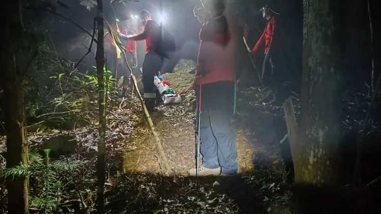 救援人員將邱國志遺體運到松鶴部落。民眾提供