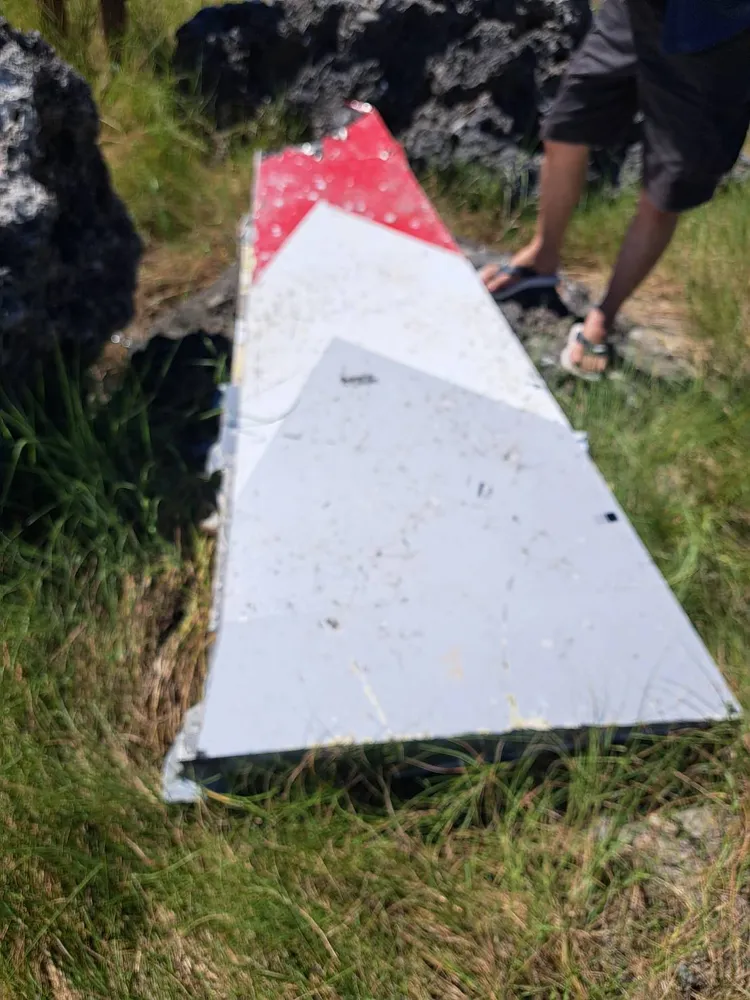 民眾淨灘發現疑似飛機機翼殘骸。民眾提供