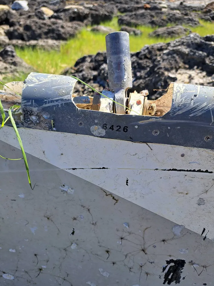 民眾淨灘發現疑似飛機機翼殘骸。民眾提供