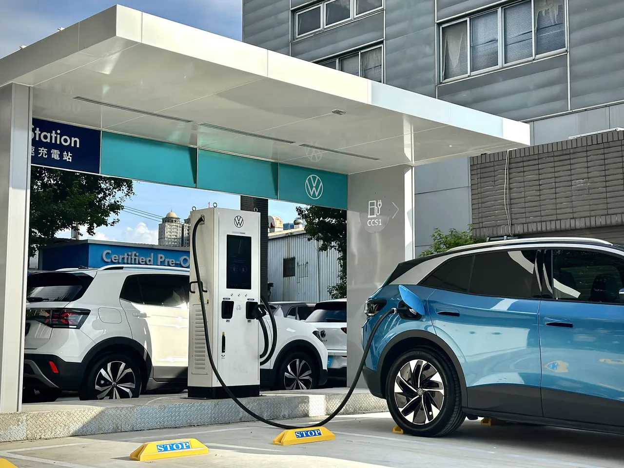 新庄巨赋旗舰展示中心的极速充电站配备CCS1与CCS2规格,最大输出功率达360kW,并提供全天候24小时服务。业者提供