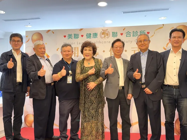 劉建國（左起）、蔡衍明、宣昶有、周遊、宣明智、宣伯伯、林駿憲。李朝永提供