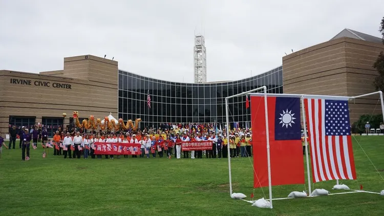 加州橘郡僑胞慶祝雙十國慶，在爾灣（Irvine）市政府的草坪布置大型台美國旗。 中央社