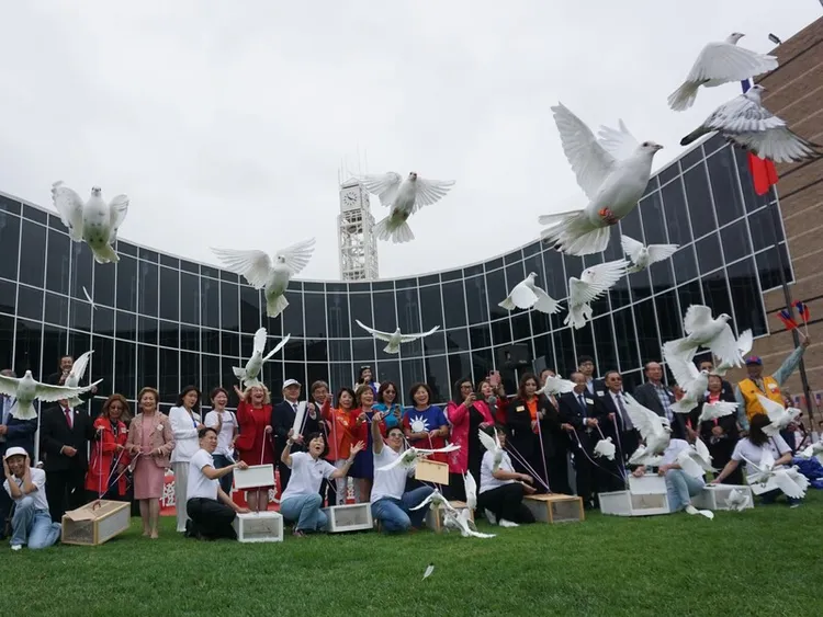 加州橘郡僑胞慶祝雙十國慶，施放和平鴿。 中央社