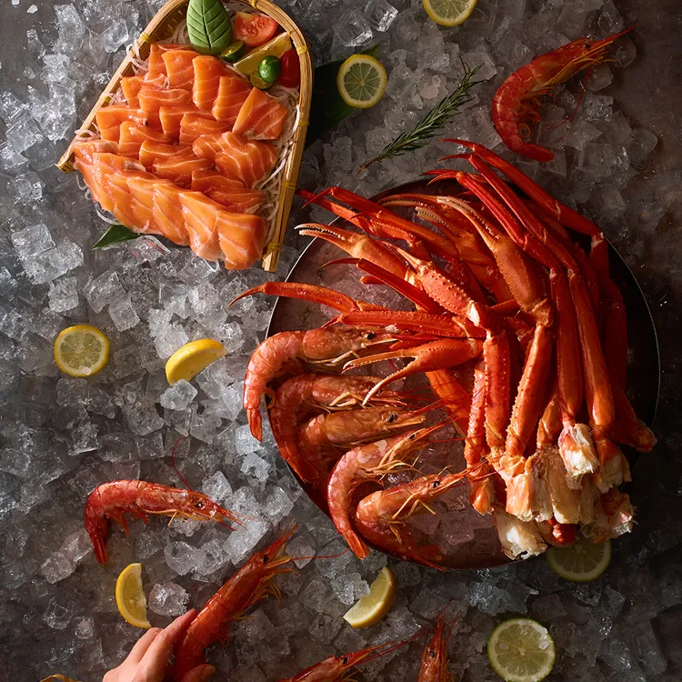 MJ Kitchen平日晚餐及假日全餐期時段，提供生食級天使紅蝦或牡丹蝦，全餐期時段也提供日本海岐香箱蟹，假日午晚餐持續推出松葉蟹腳吃到飽，滿足饕客多種海鮮選擇。台北國泰萬怡酒店提供