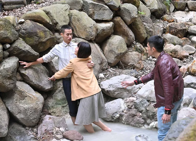 盧彥澤(左起)和何宜珊及王盈凱劇中的三角戀情持續升溫。台視提供