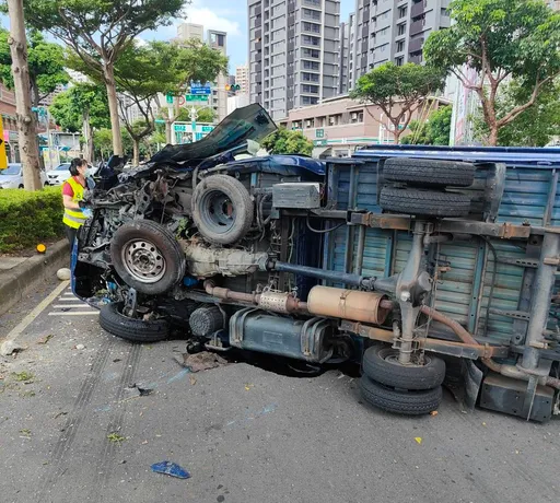 貨車自撞分隔島翻覆 受困駕駛獲救送醫