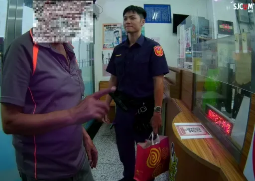酒嗨了!印度男徘徊街头 警协助突遇他告白「我爱你们」