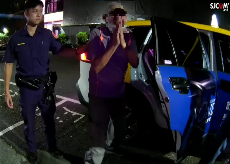 印度男在派出所高歌，甚至對著警察說「我是台灣人，我愛台灣，我愛你們！」翻攝畫面