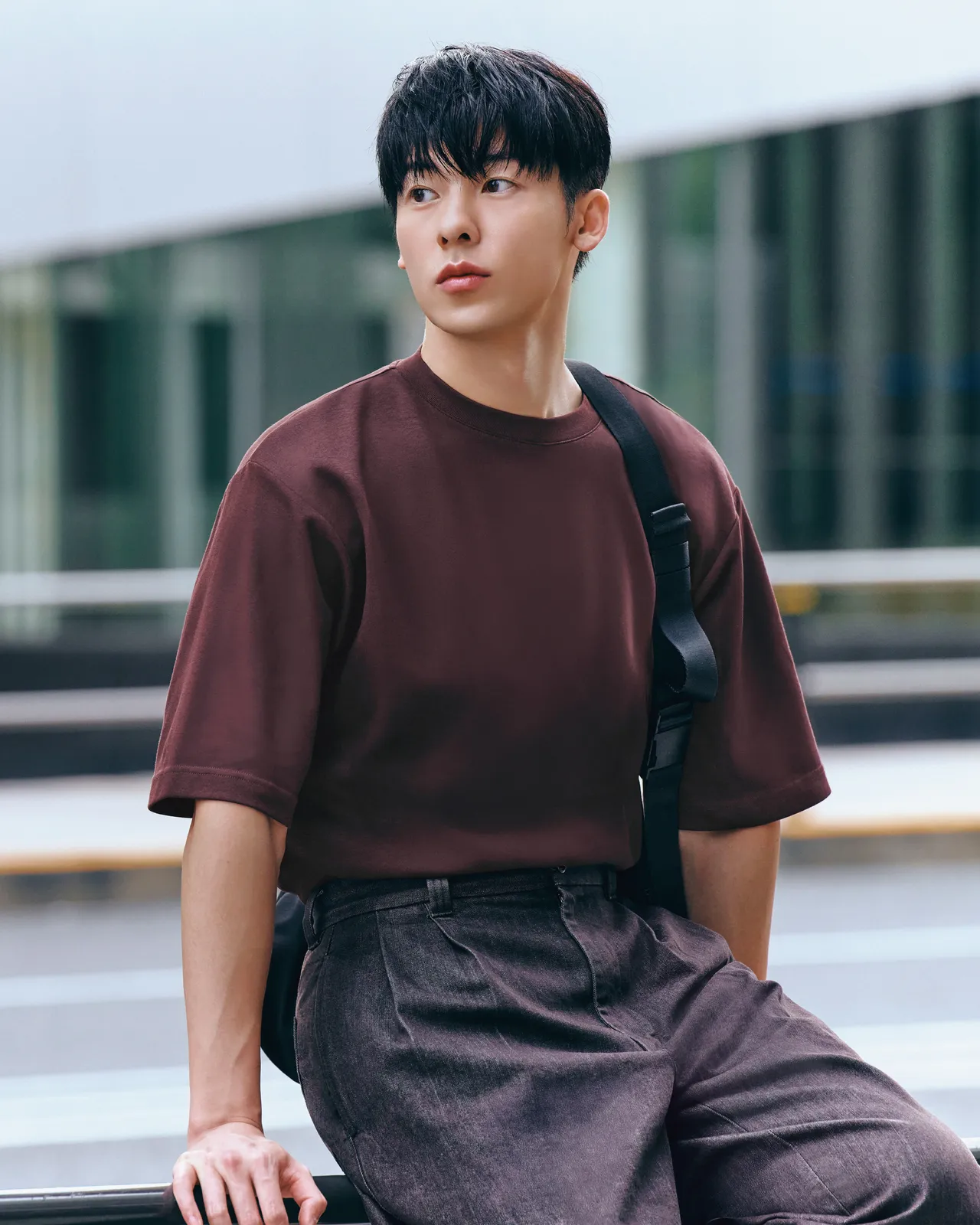 许光汉搭配Uniqlo U系列的极简设计肩背包。品牌提供