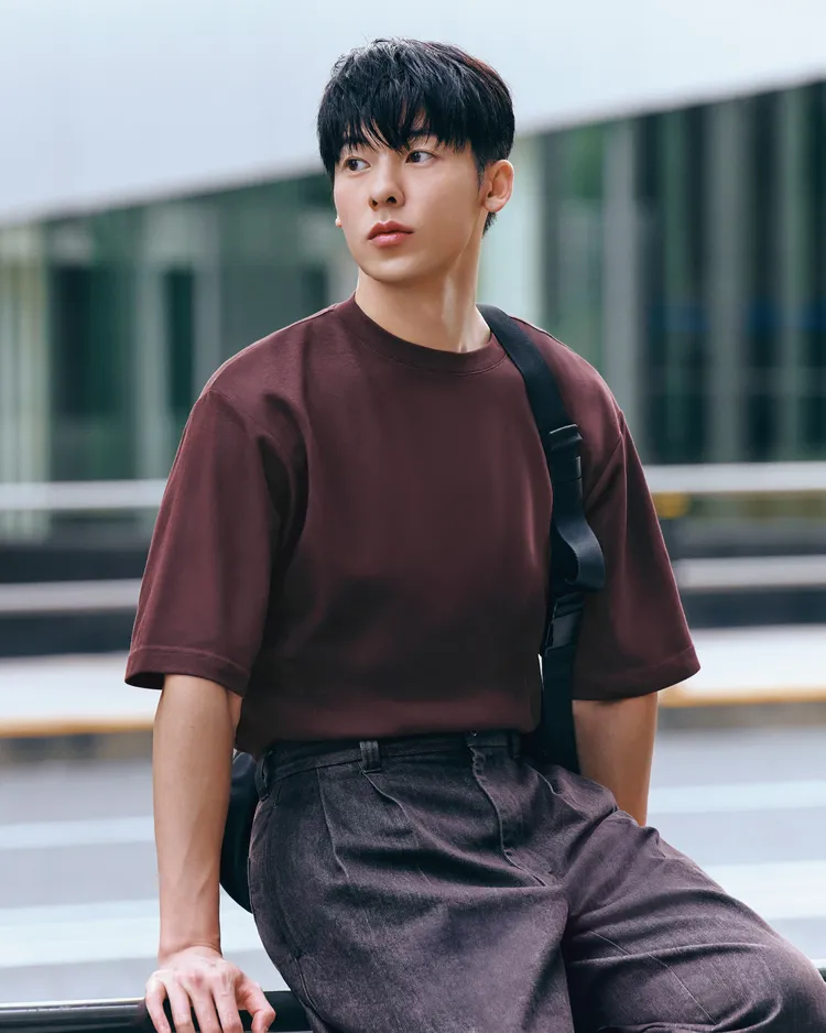 許光漢搭配Uniqlo U系列的極簡設計肩背包。品牌提供