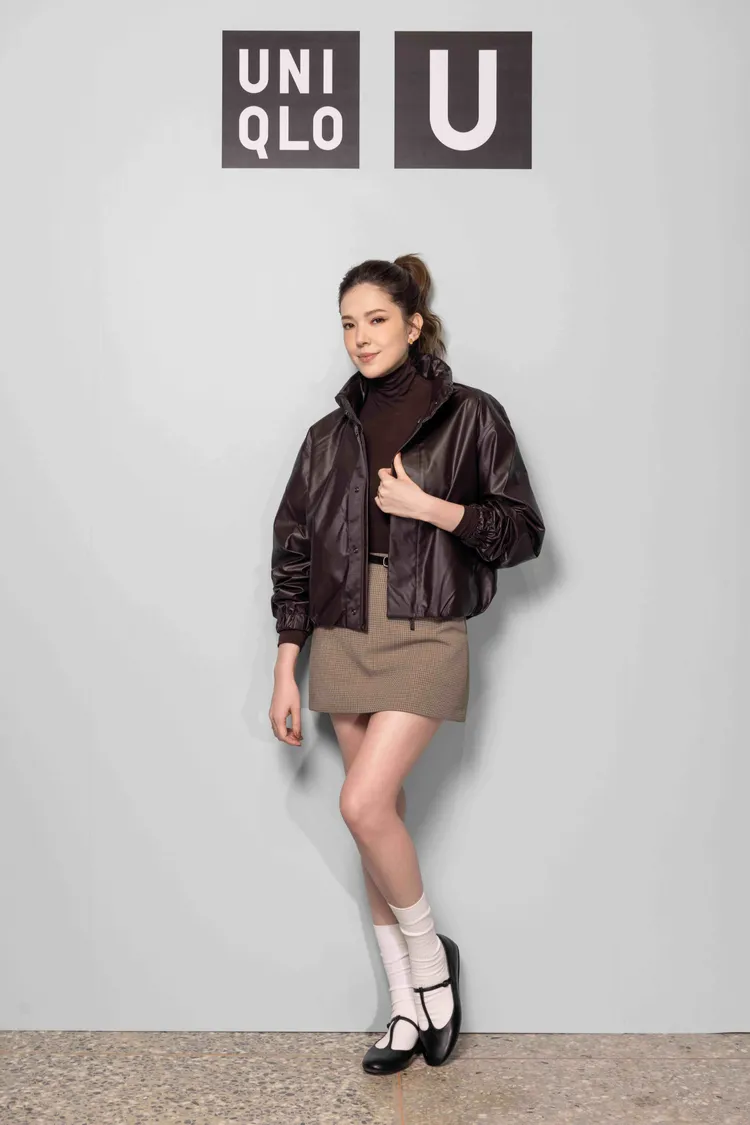 許瑋甯以皮革質感的率性布勞森外套疊穿同色調HEATTECH Cashmere高領內搭。品牌提供