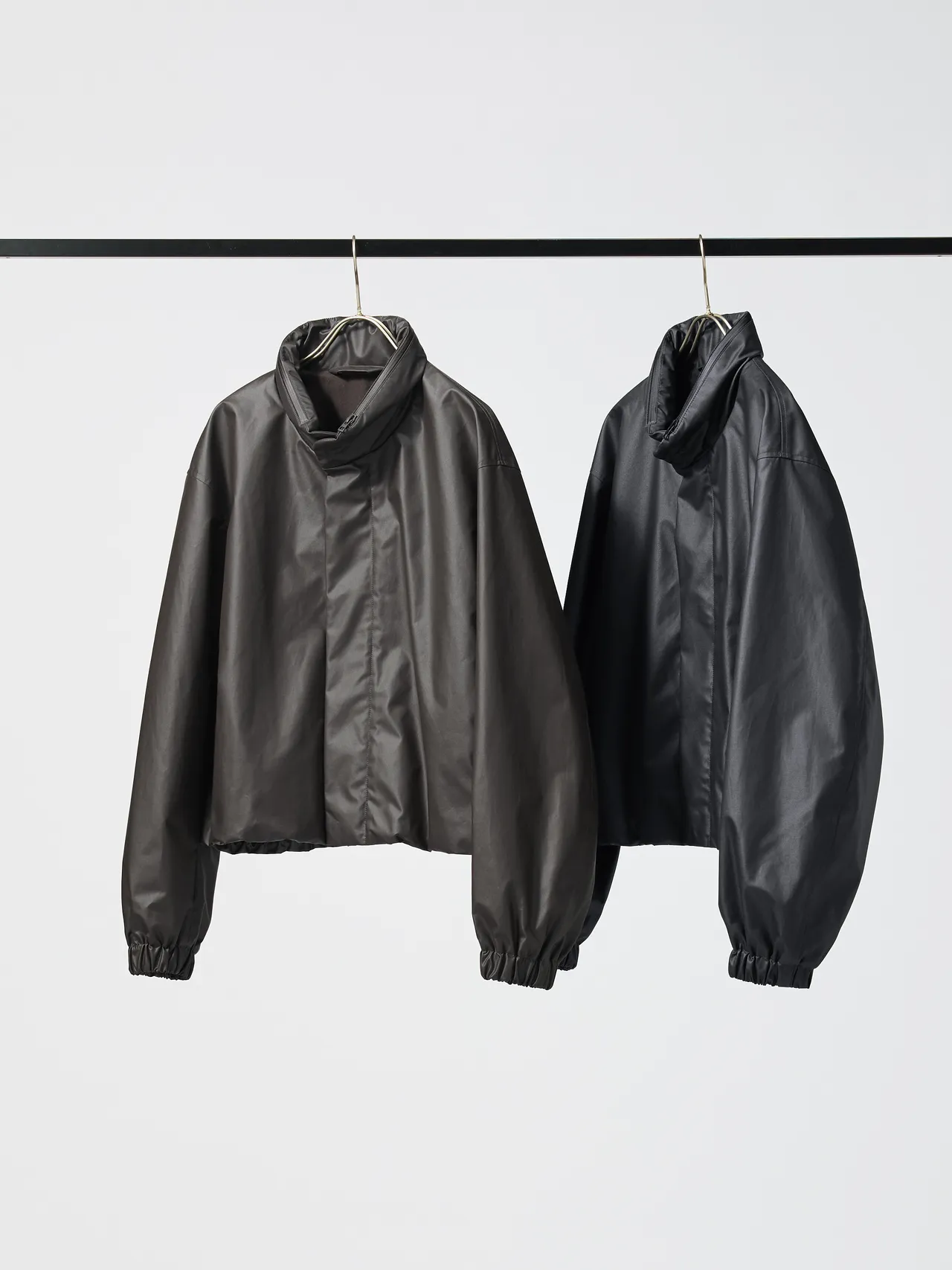 Uniqlo U系列女装布劳森外套,各2490元。品牌提供