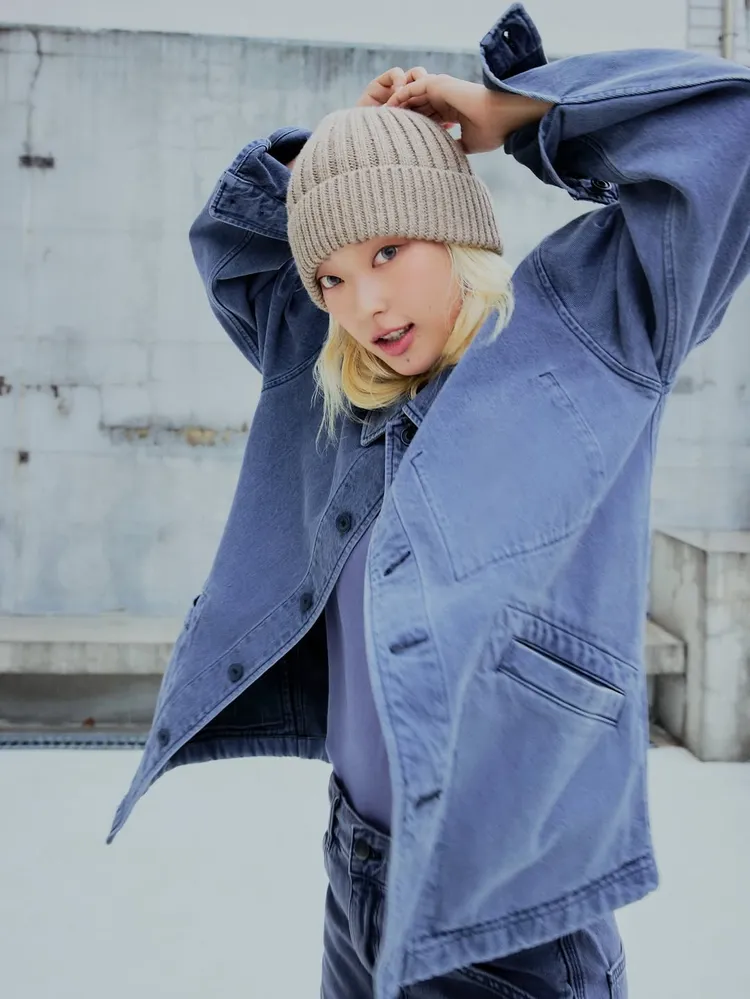 寬鬆廓形與水洗藍調凸顯不羈街頭風格。品牌提供