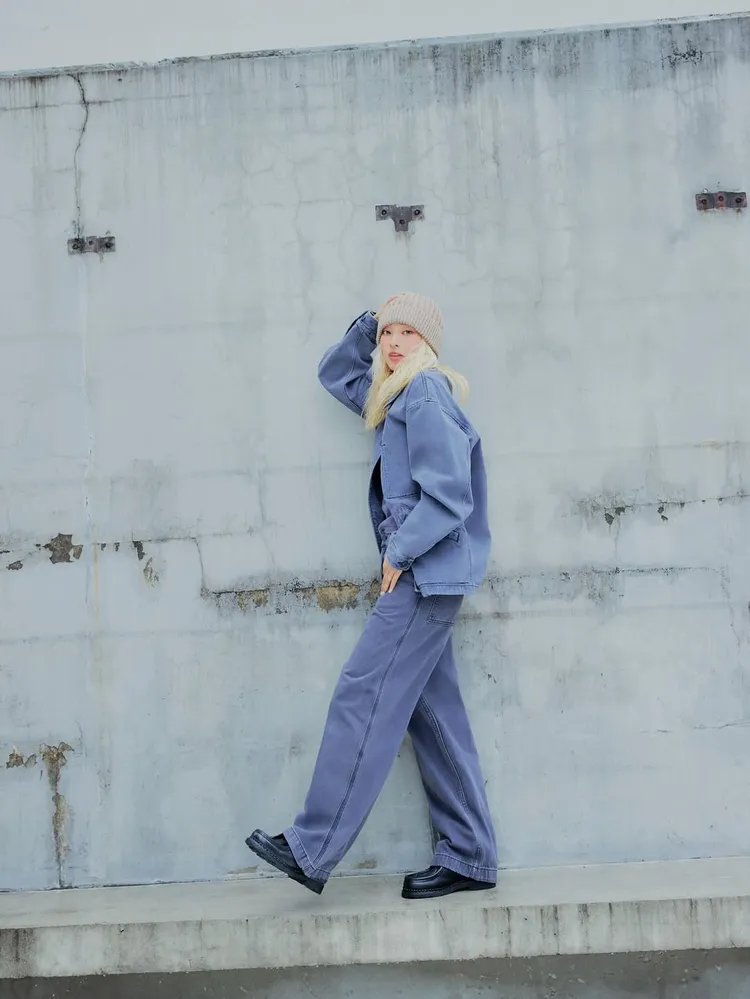 日本舞者Kyoka山本恭華換上Uniqlo U系列成套寬版牛仔外套與牛仔褲。品牌提供
