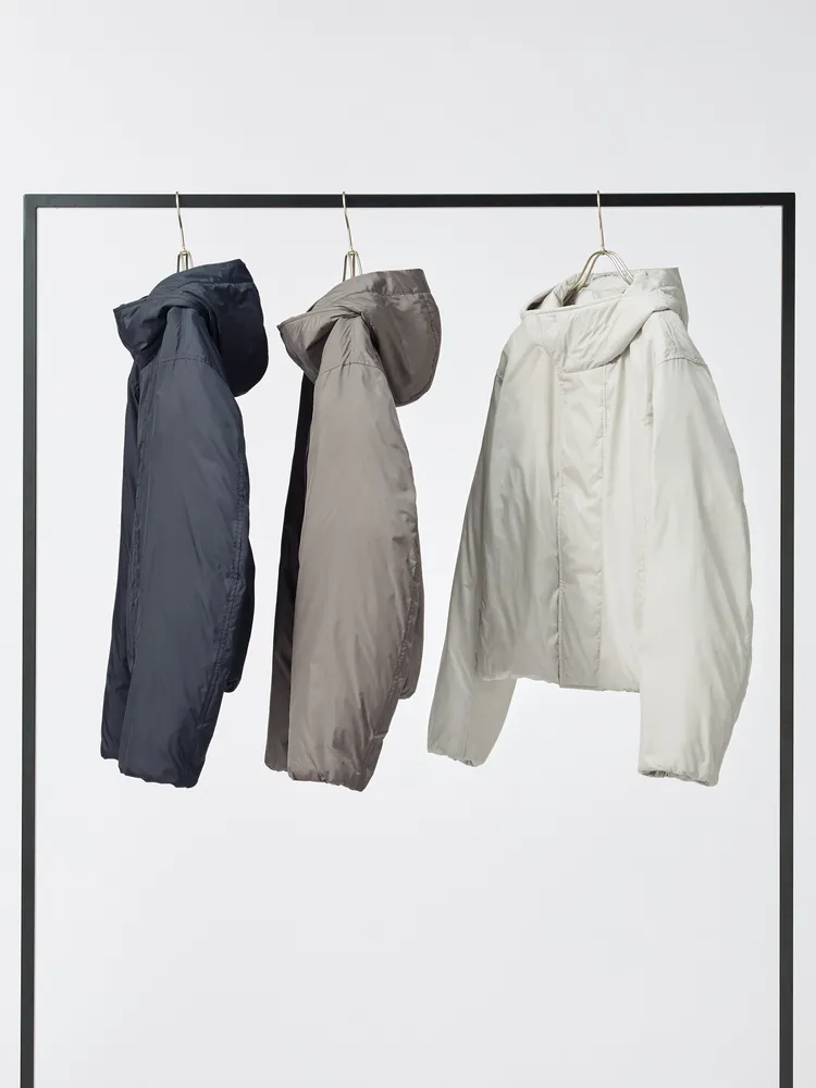 Uniqlo U系列女裝PUFFTECH輕暖科技連帽外套，各2490元。品牌提供