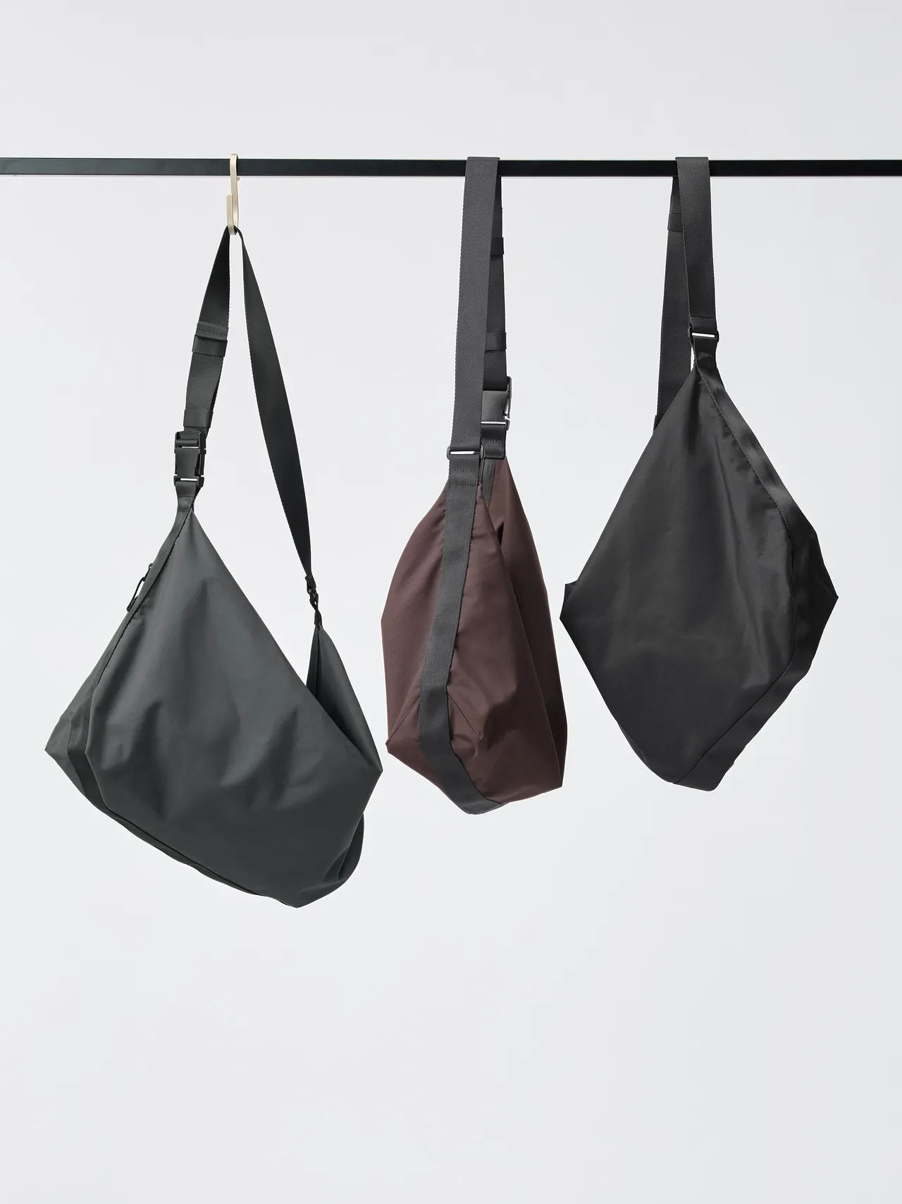 Uniqlo U系列男女适用肩背包,各790元。品牌提供