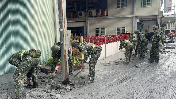 國軍出動協助災區清淤。翻攝自徐榛蔚臉書