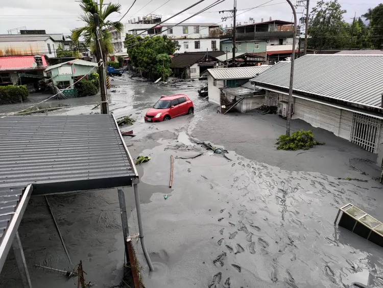 花蓮光復鄉洪水退去後，黑泥淤積嚴重。讀者提供