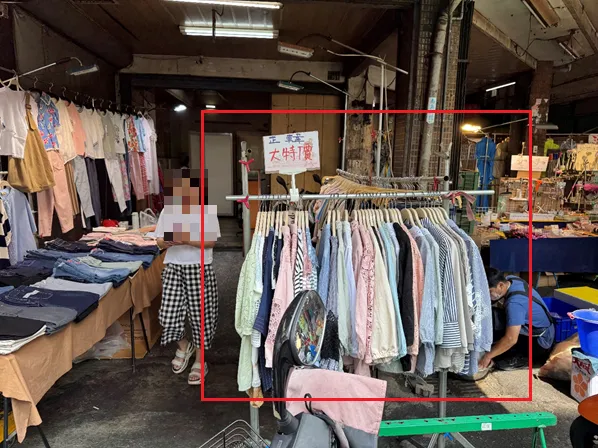 王女扯下黑褲後放在腿上，接著騎車離去。翻攝畫面