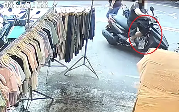 王女扯下黑褲後放在腿上，接著騎車離去。翻攝畫面