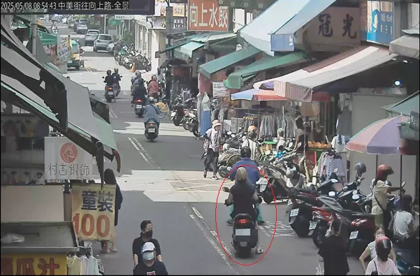 王女扯下黑褲後放在腿上，接著騎車離去。翻攝畫面