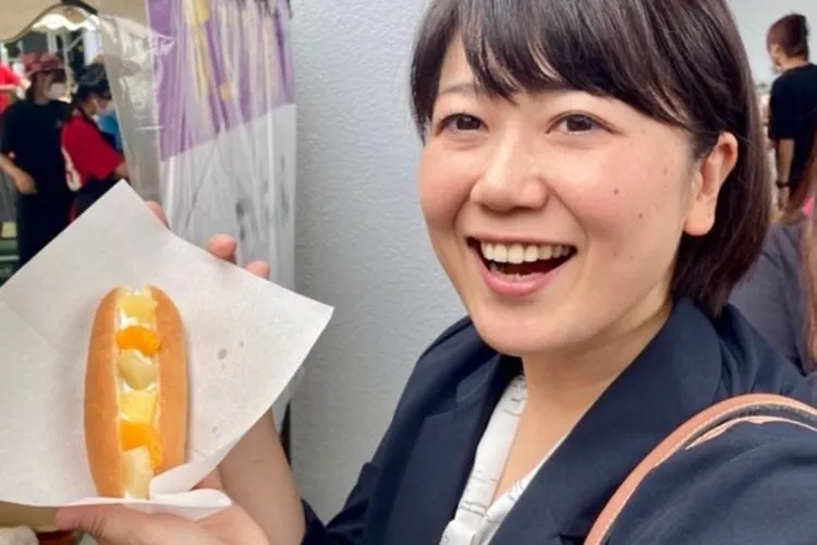 介紹美食的小川。翻攝自《NEWS POSTSEVEN》