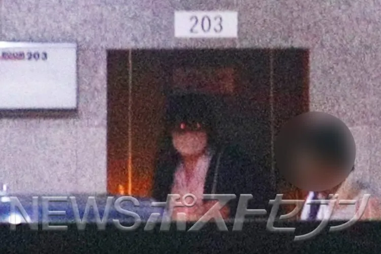 2人被拍到在旅馆密会。翻摄自《NEWS POSTSEVEN》