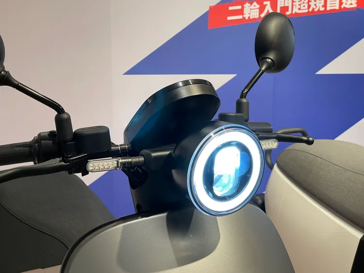 LED頭尾燈是Gogoro EZZY 500標準配備。林浩昇攝