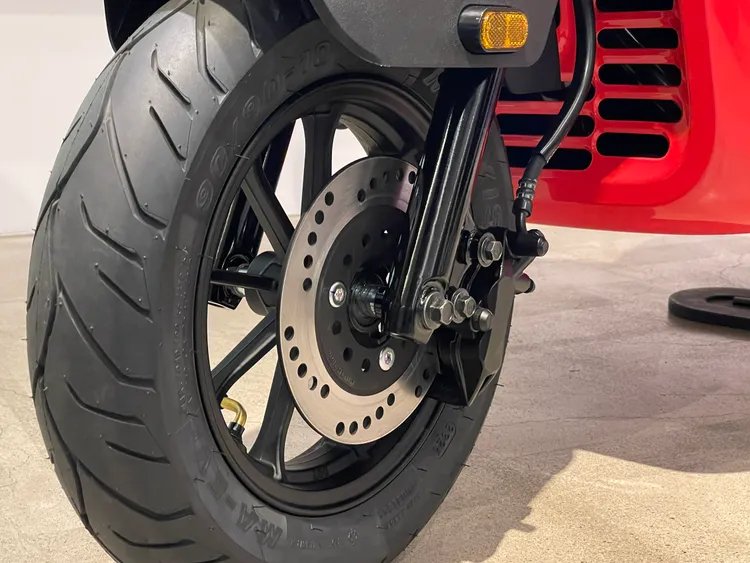 EZZY 500搭載SBS前後雙碟煞車系統。林浩昇攝