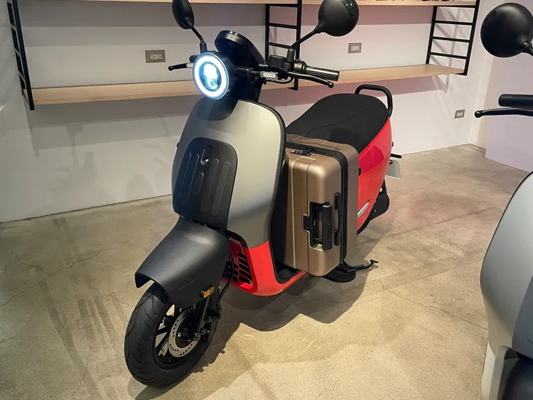 32.5公分腳踏空間可輕鬆容納28吋行李箱。林浩昇攝