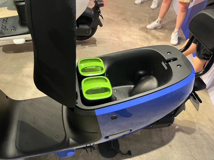 Gogoro EZZY 500採雙電池配置，置物廂並可容納一頂安全帽。林浩昇攝