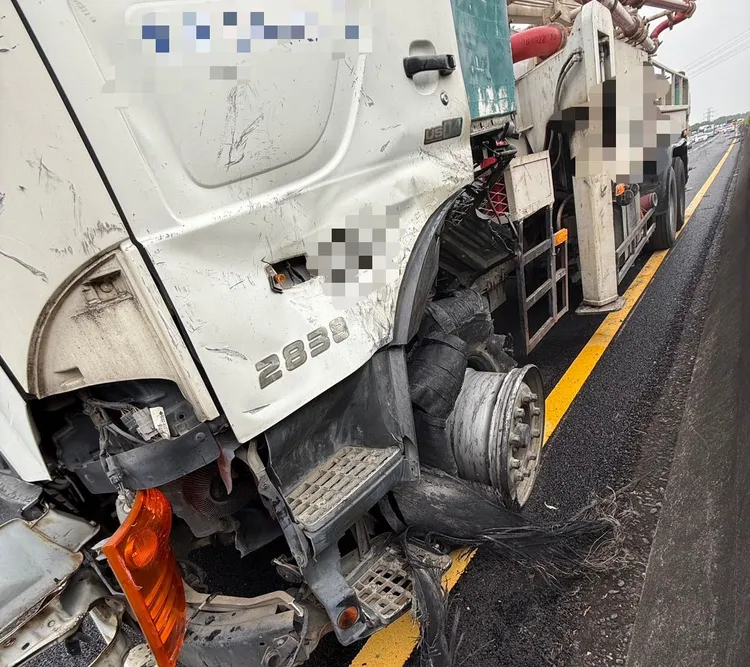 大貨車爆胎。國道警方提供