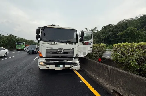 大貨車國道爆胎撞上內側車道BMW 駕駛受傷送醫