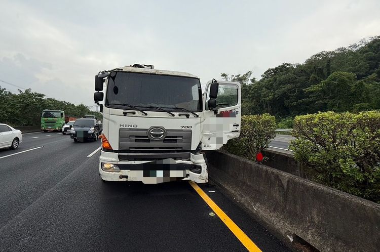 大貨車國道爆胎撞上內側車道BMW　駕駛受傷送醫