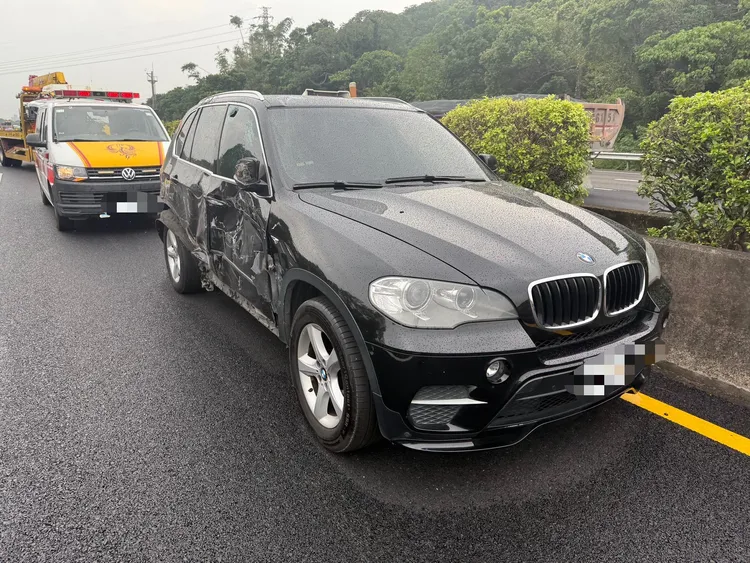 遭撞擊的小客車。國道警方提供