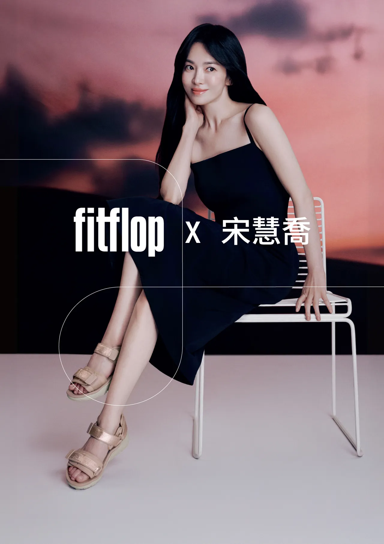 宋慧乔穿著FitFlop NEO-D-HYKER亮片防水可调式户外运动凉鞋,4850元。品牌提供