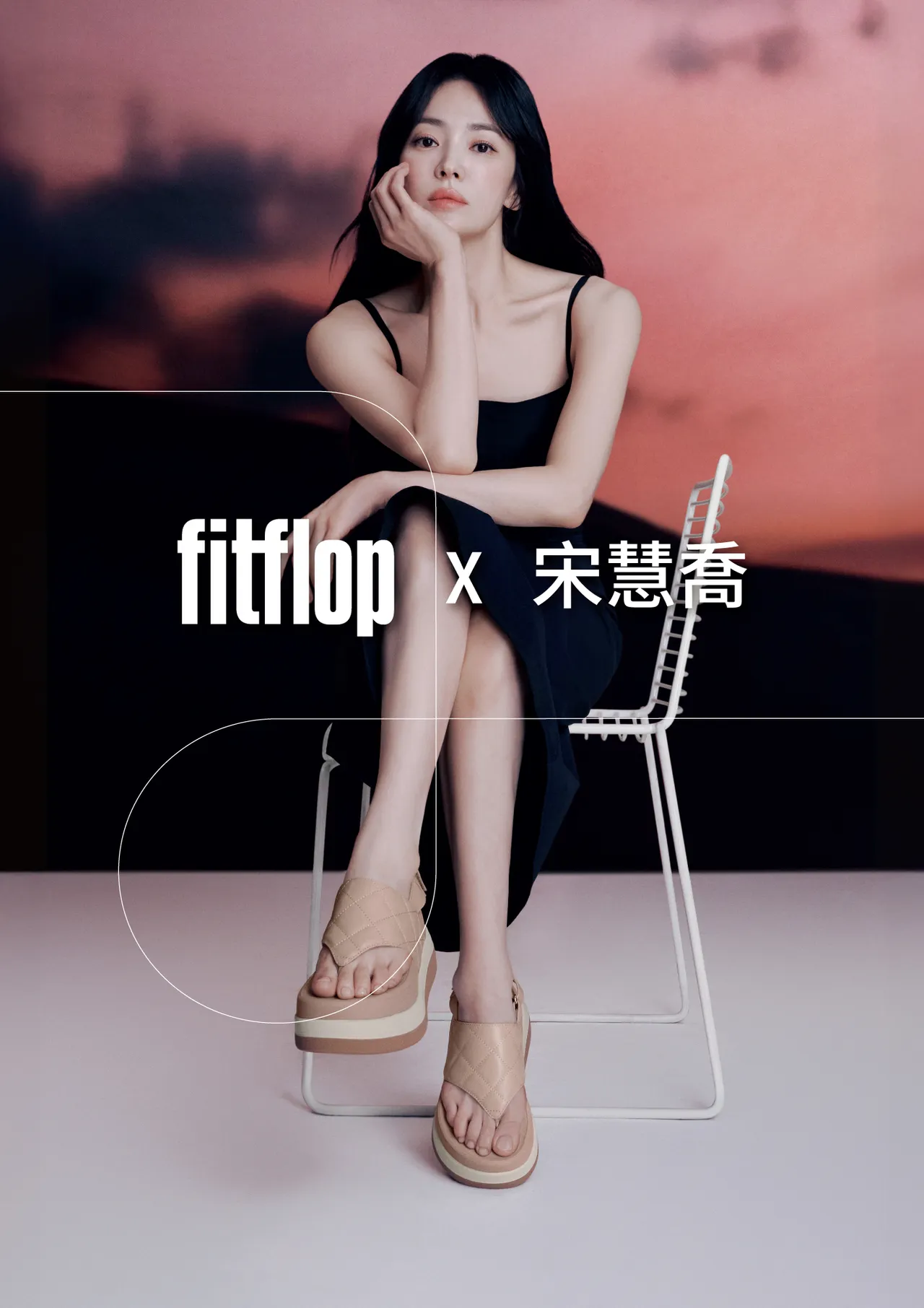 宋慧乔穿著FitFlop F-MODE菱格纹超高厚底夹脚后带凉鞋,6550元。品牌提供