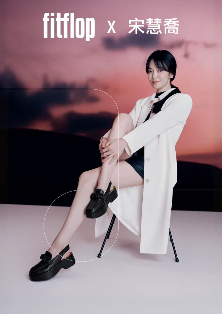 宋慧喬穿著FitFlop F-LUMA串珠鍊條皮革露跟樂福鞋，7850元。品牌提供