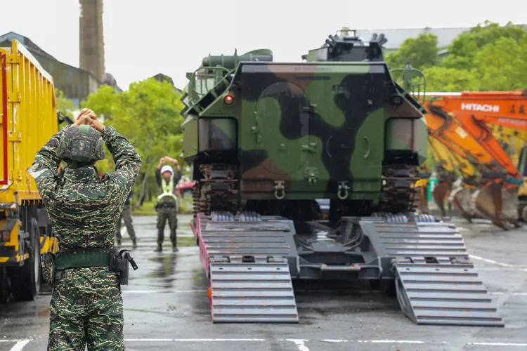 國軍完成AAV72輛、3.5噸載重車29輛、工程機具5類6部等裝備整備。國軍提供