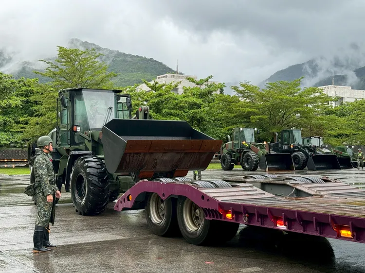 第2作戰區台東地區指揮實施鏟裝車上板作業。國軍提供
