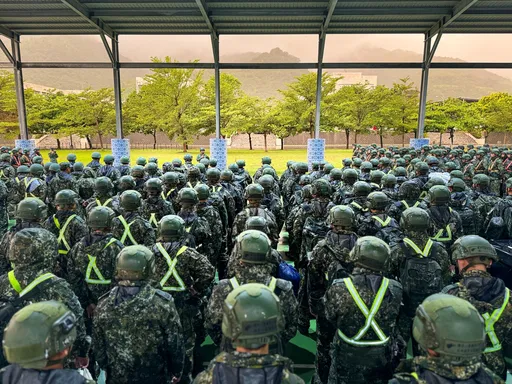 國軍第二作戰區派448人救災!載重車、AAV7兩棲突擊車整備待命