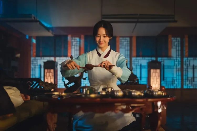 潤娥在《暴君的廚師》中，飾演意外穿越到朝鮮時代的米其林三星法式大廚。Netflix提供