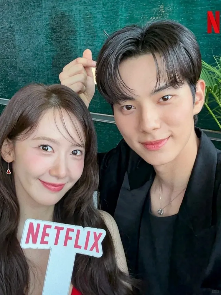 潤娥與小11歲的李彩玟合影竟絲毫不見年齡差。品牌提供