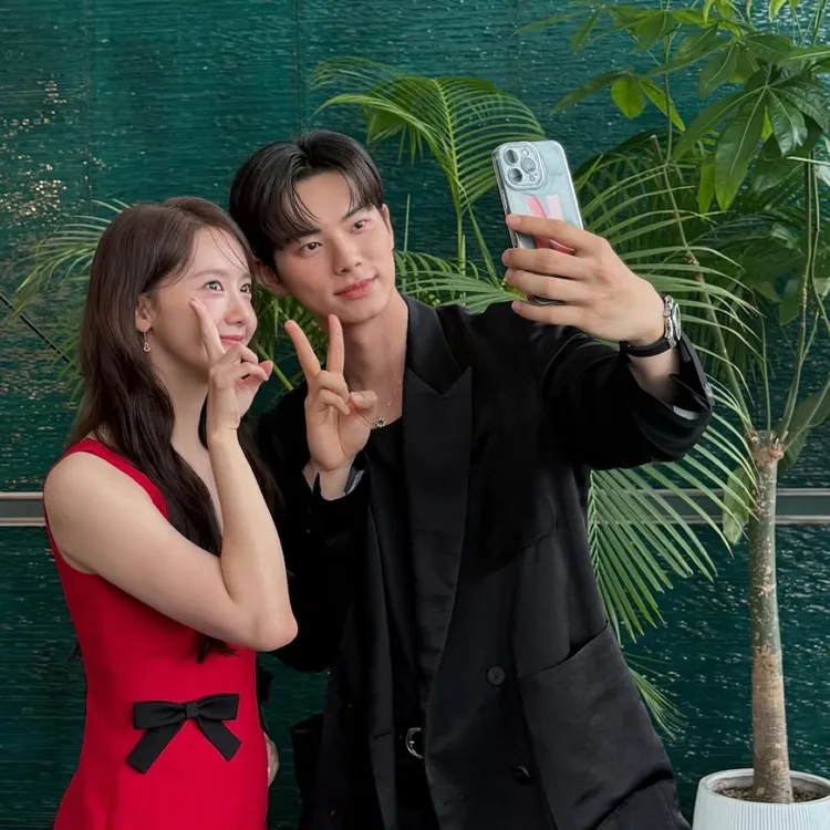 潤娥、李彩玟的高顏值產生超強CP感。品牌提供